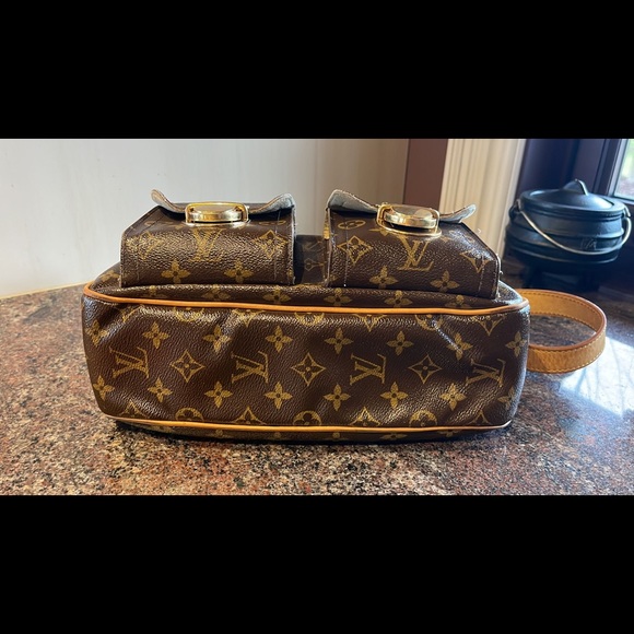 AUTHENTIC Louis Vuitton Hudson GM - Picture 3 of 13